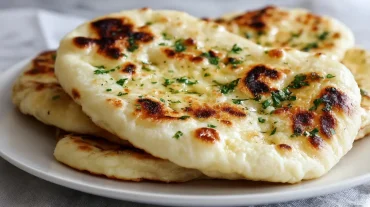 Heerlijk naanbrood dat perfect gebakken is in de Heteluchtfriteuse voor een luchtige textuur.