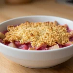 Heerlijke rabarbercrumble bereid in de Airfryer met een knapperige bovenlaag.