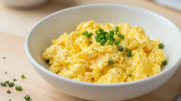 Heerlijk romig roerei bereid in de Airfryer voor een snelle en smakelijke maaltijd.