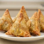 Heerlijke samosa's in de airfryer met knapperige textuur en volle smaak.